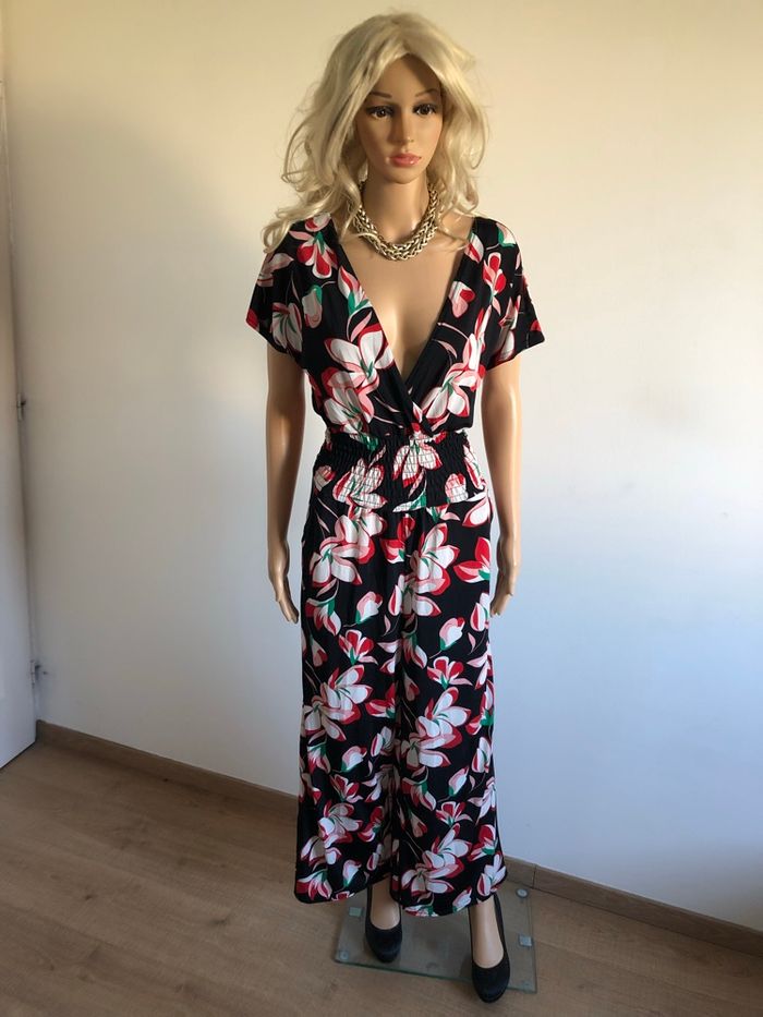 Combinaison noire et fleurie à manches courtes taille 38/40 jamais portée - photo numéro 3