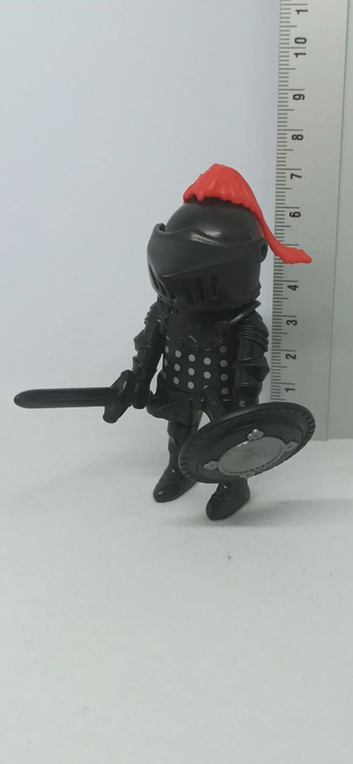 Homme chevalier noir avec crête rouge playmobil