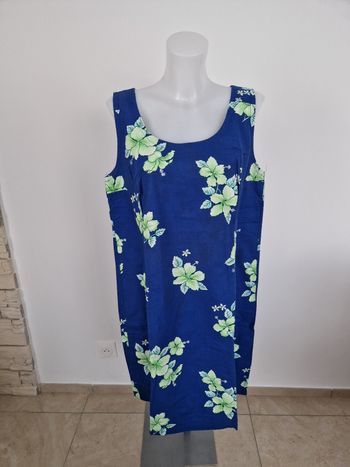 Robe polynésienne bleue à fleurs verte claire