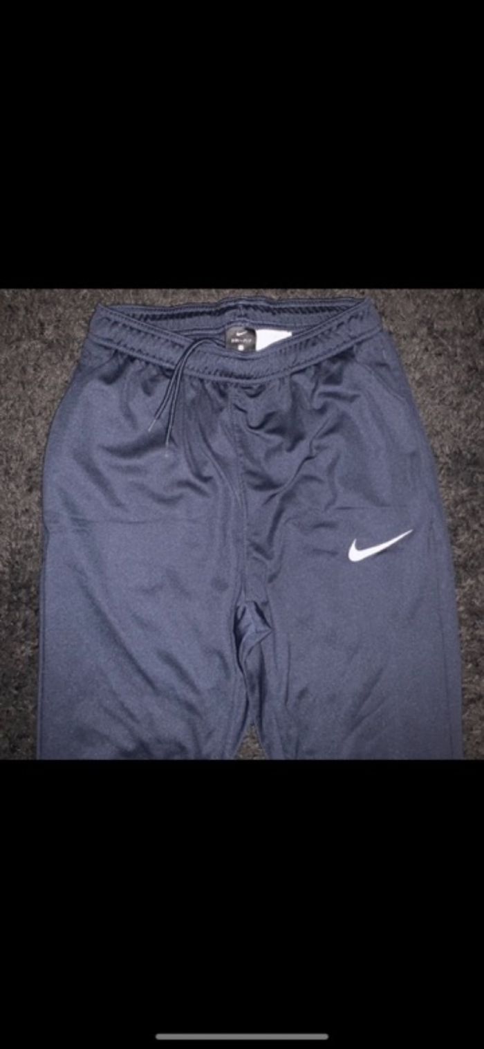 Ensemble nike neuf bleu marine pantalon et tee shirt mis à peine1fois - photo numéro 4
