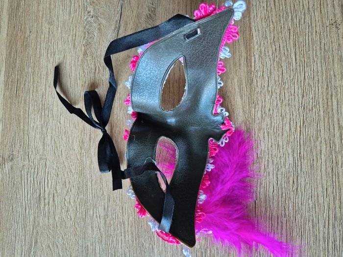Masque de carnaval avec plumes et strass rose - photo numéro 7