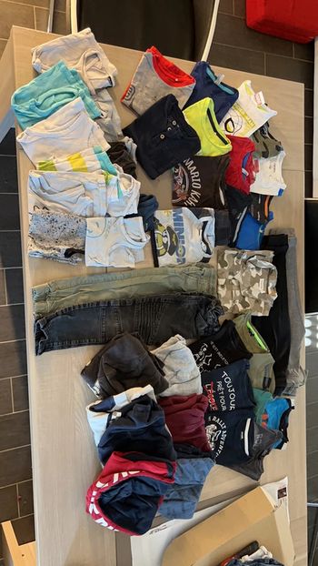 Lot de 46 vêtements garçon 4 ans
