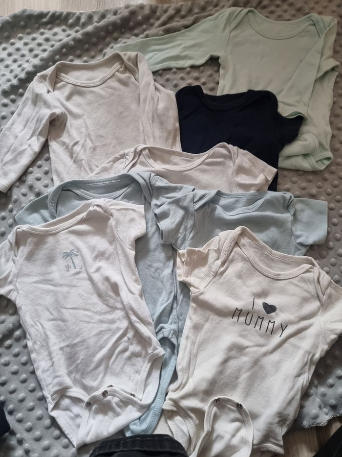 Bodies 12 mois lot - photo numéro 2