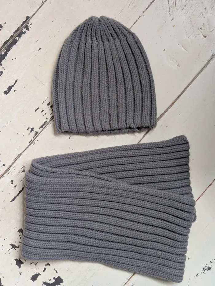 Ensemble bonnet et écharpe gris en maille