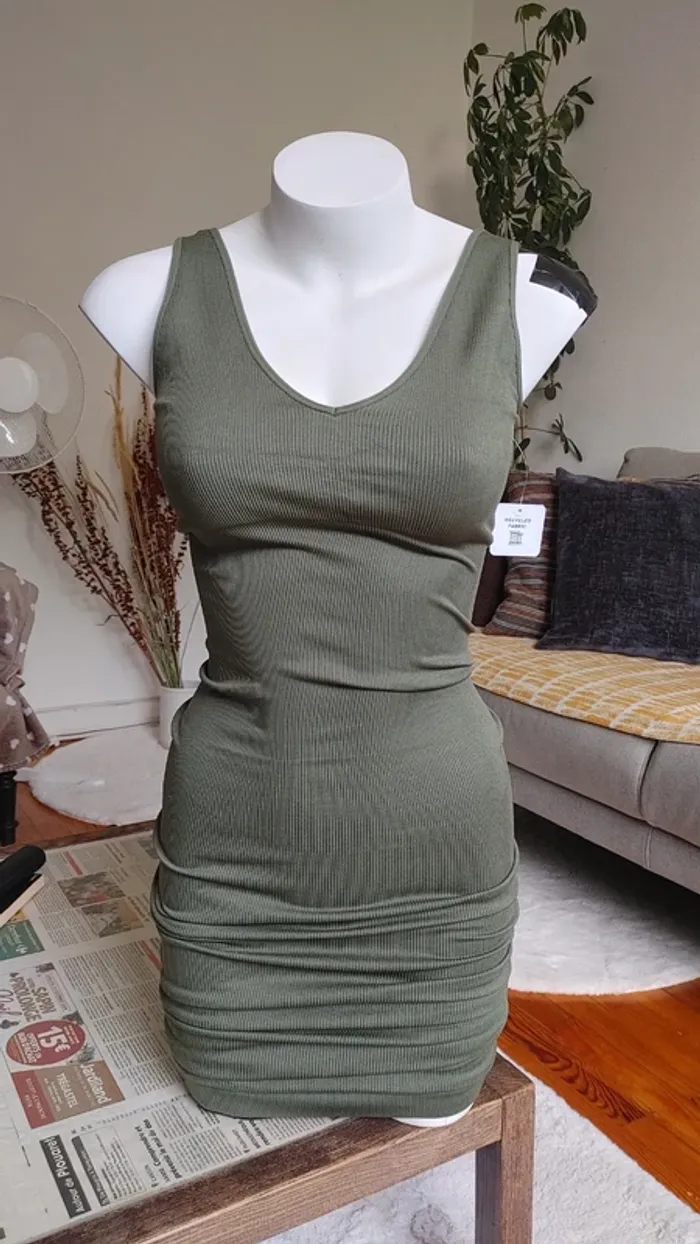Robe sans manche décolleté V moulant côtelé - photo numéro 2