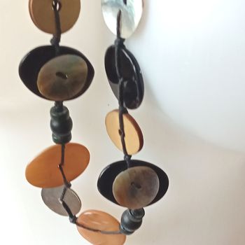 grand collier bouton nacre métal et perles bois 