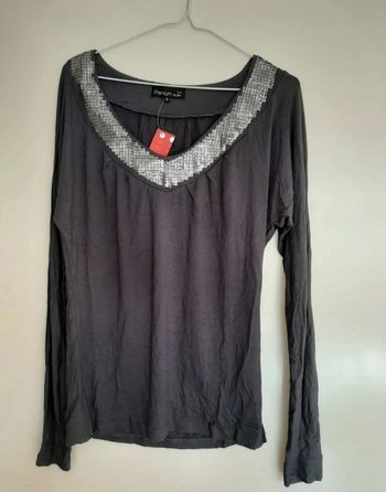 Blouse grise et strass
