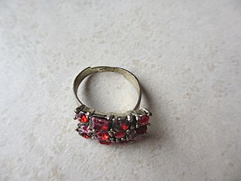Bague fantaisie femme (strass roses-rouges)