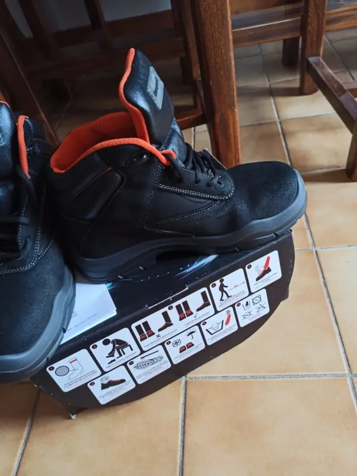 Paire de chaussures de sécurité neuve - photo numéro 5