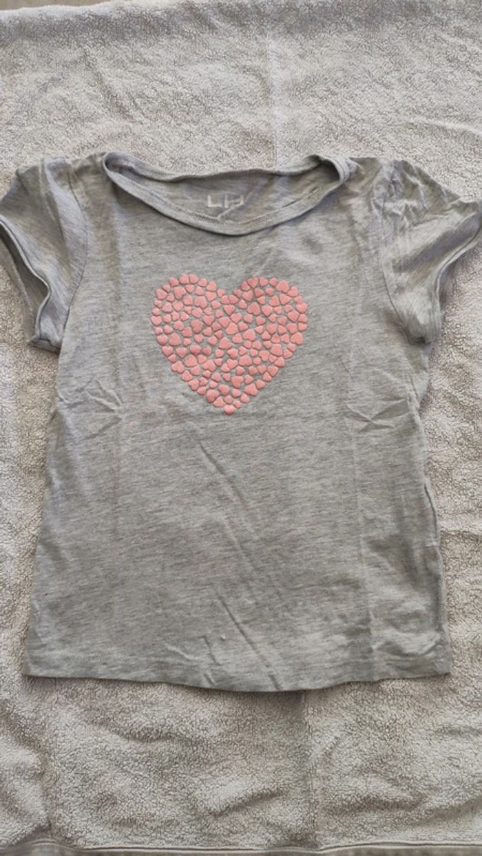 T-shirt gris coeur rose et gris h et m 8 ans