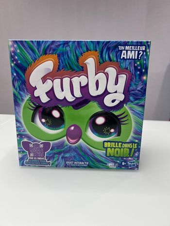 Furby Galaxie, peluche activée par la voix brille dans le noir