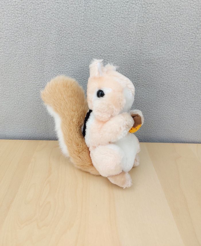 Peluche doudou écureuil et sa noisette beige blanc noir 17 cm TBE