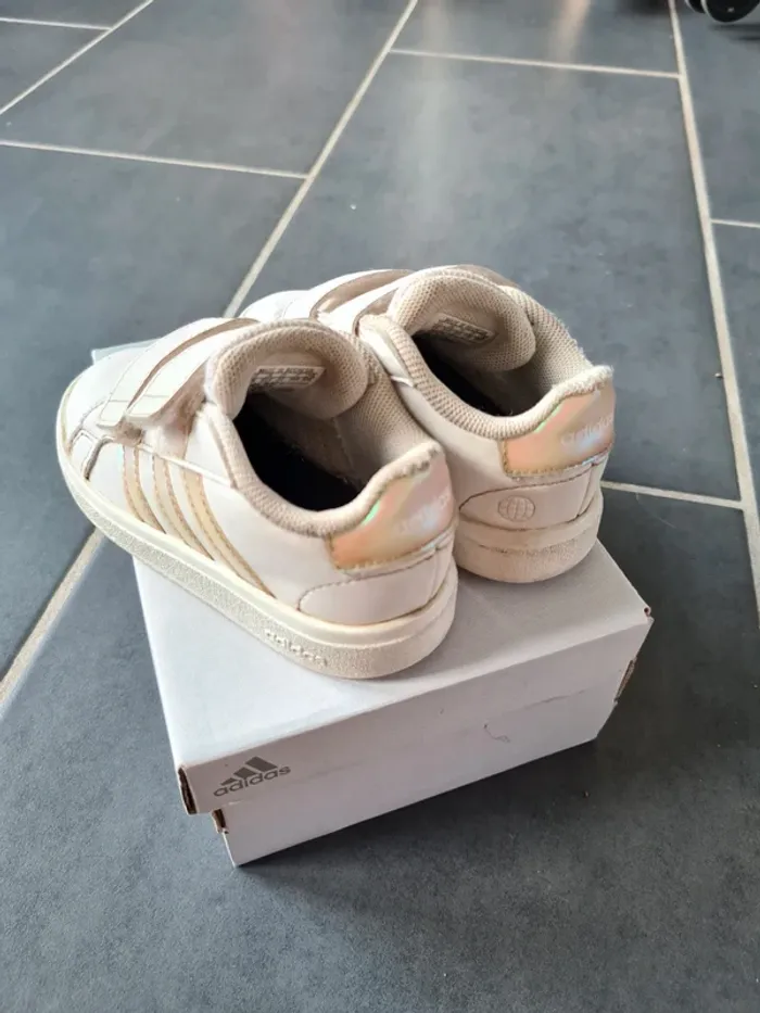 Baskets Adidas Taille 22 - photo numéro 3
