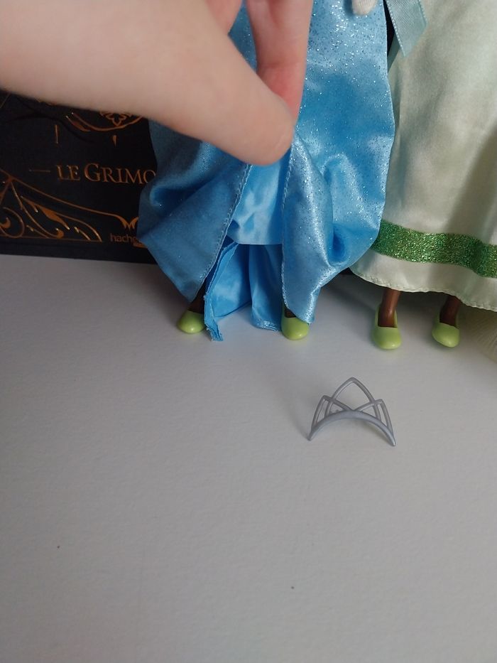 3 Poupées Tiana Restaurant Serveuse et en robe bleue et couronne + tenue verte princesse Disney - photo numéro 8