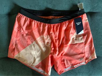 Short reebok run essentials allover print neuf