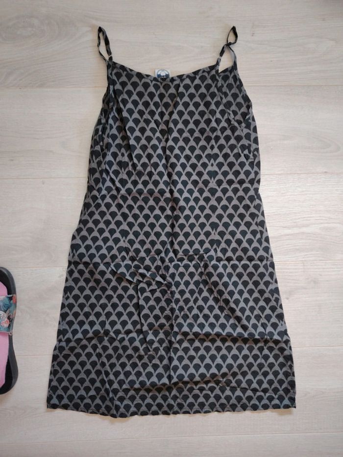 Robe courte à fines bretelles. Taille M. - photo numéro 4