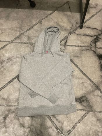 Sweet à capuche gris