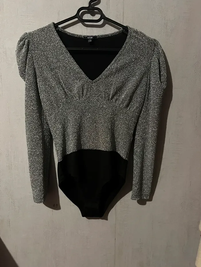 Jolie body argenté idéal pour les fêtes