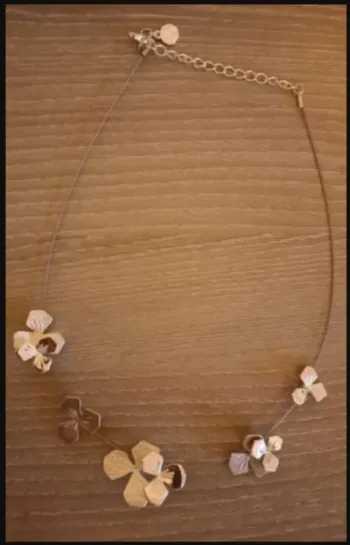 collier acier et fleurs Neuf sans étiquette Fantaisie