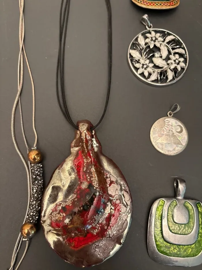 Lot de bijoux fantaisie variés – colliers, pendentifs, bracelets, boucles d’oreilles - photo numéro 10