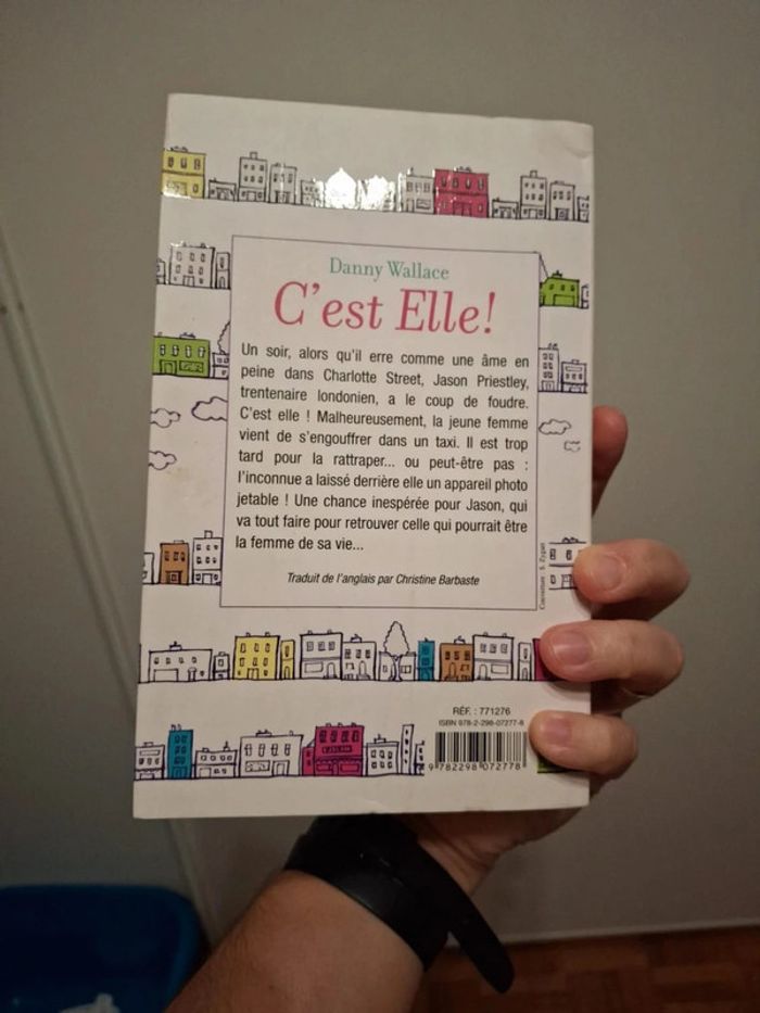 Livre c'est elle danny Wallace - photo numéro 2