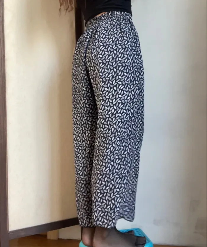 Pantalon fluide bleu marine à motifs feuilles blanches - photo numéro 3