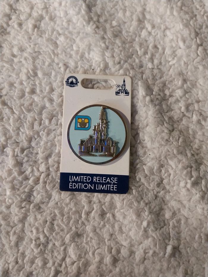Pins Disney très rare 50 ans chateau