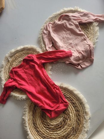 Lot 2 bodys manches longues  Kiabi taille 3mois