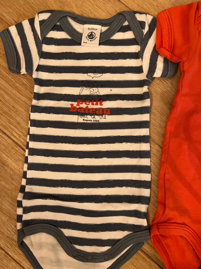 Lot de 5 bodies manche courte petit bateau 3 mois très bon état - photo numéro 12