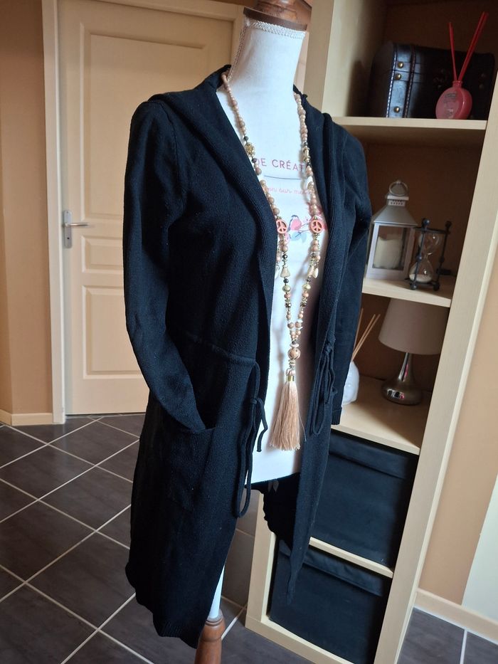 Gilet long noir capuche lien à la taille