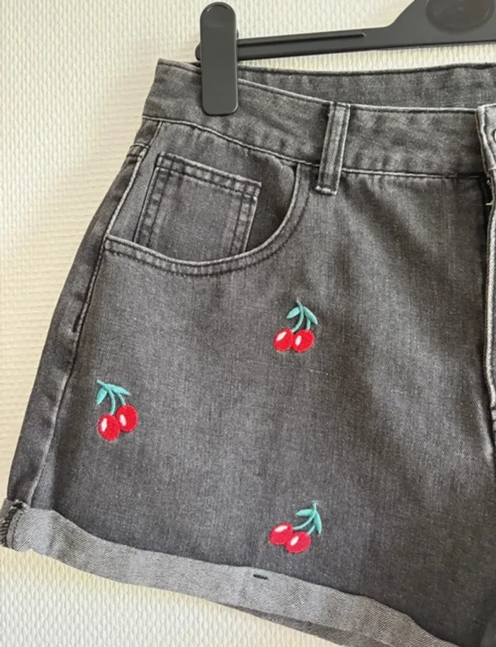 Short en jean - motif cerises 🍒 - photo numéro 2