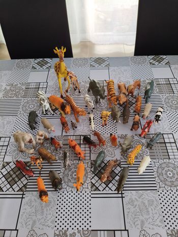 Lot 43 figurines animaux sauvages