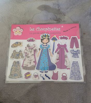 Poupée et garde robe à scratch Les Choupinettes