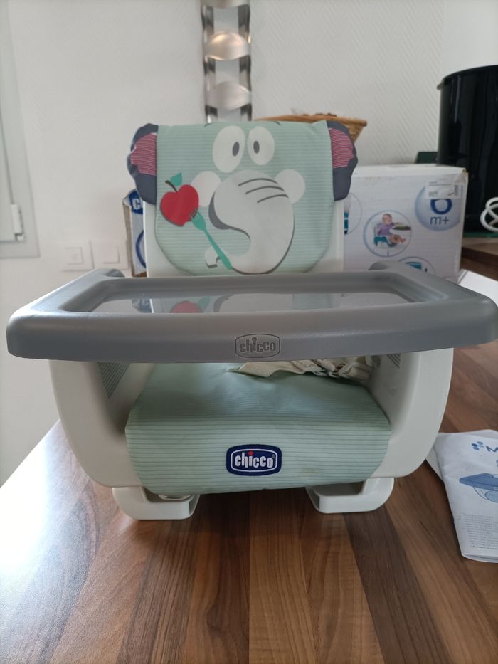 Siège réhausseur transportable et réglable "mode" gris blanc éléphant Chicco