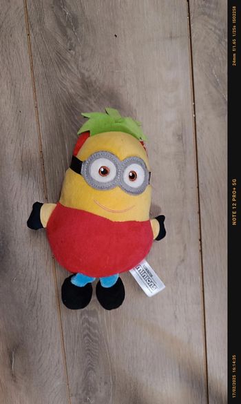 Grande peluche minion légume minion fraise