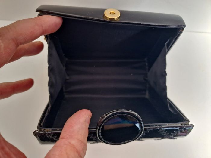 Sac Bandoulière Vintage Vernis Noir Reliefs Noirs Dorés - photo numéro 10