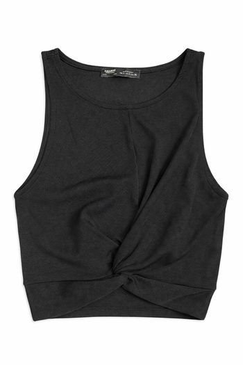Top noir côtelé Pull&Bear, coupe courte (crop top) avec effet noué sur le devant.