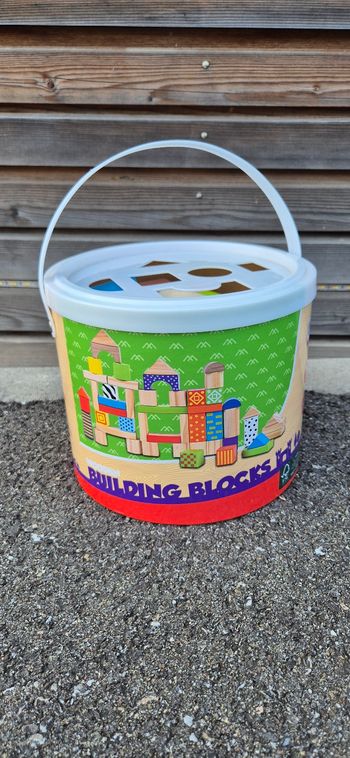 Seau de blocs de construction en bois