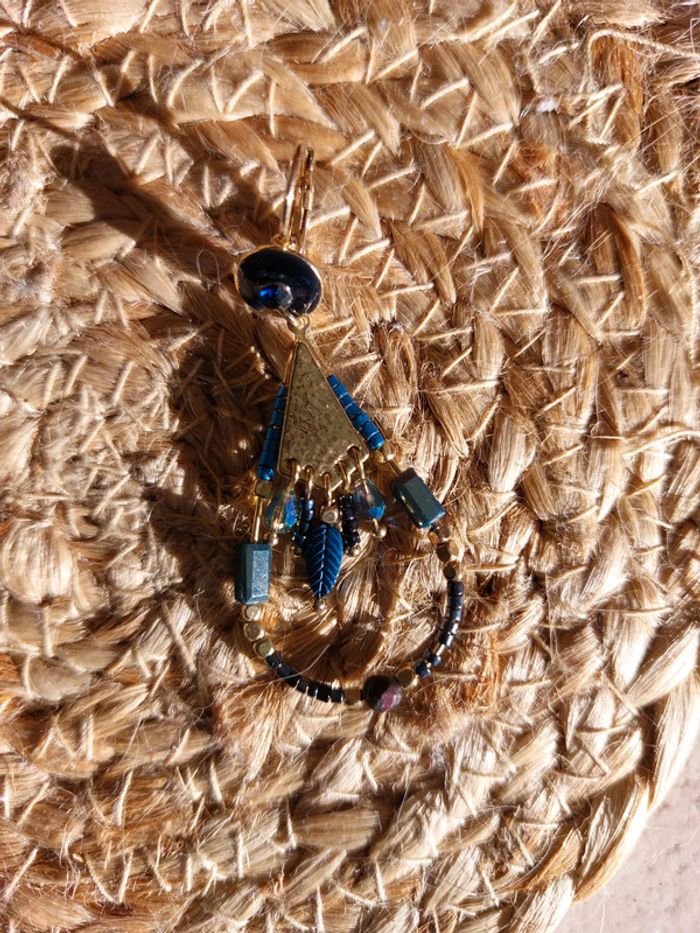 Boucles d'oreilles artisanales dorées et bleues - photo numéro 3