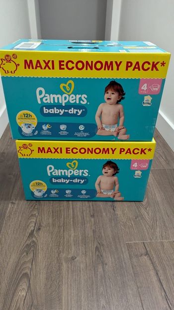 Lot de 2 cartons Pampers baby dry taille 4