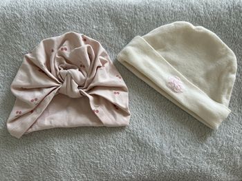 Lot de 2 bonnets naissance 