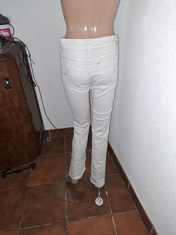 Jean femme taille 38 - photo numéro 2