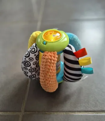 Dès 6 mois Lumi'balle hochet sensorielle Vtech