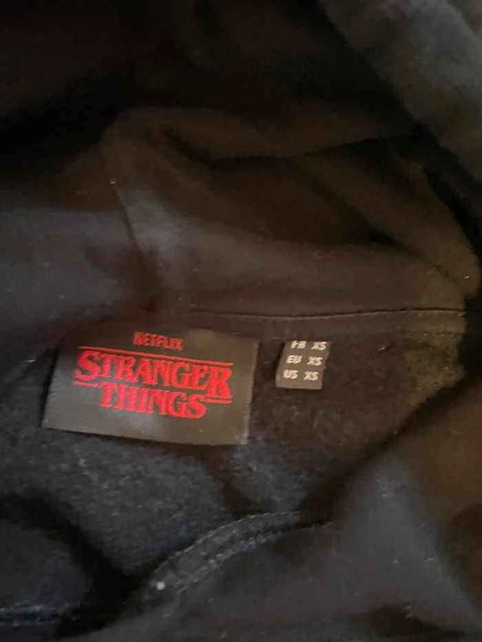 Pull à capuche Stranger Things – Hoodie confortable, parfait état - photo numéro 3