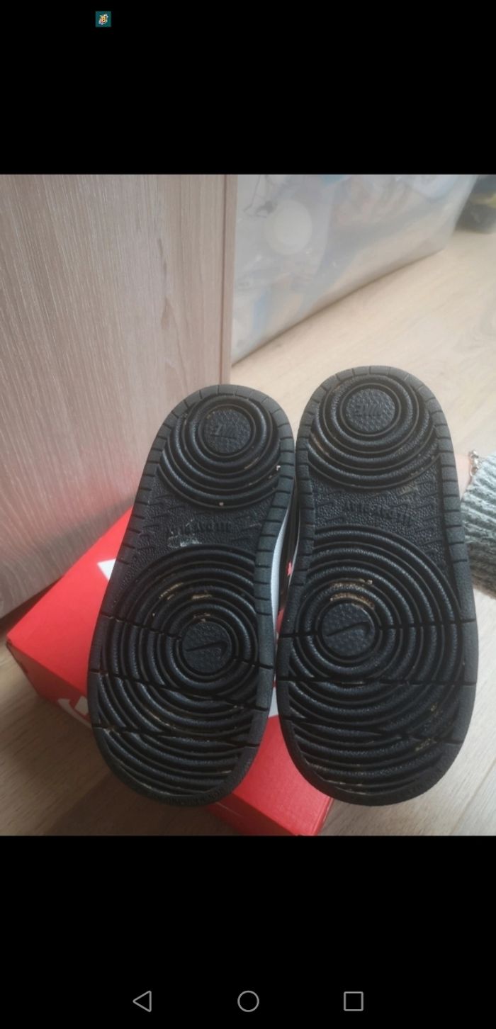 Baskets nike noir et blanche en très bon état - photo numéro 8