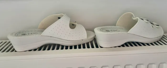 Claquettes neuves blanche taille 39 - photo numéro 7