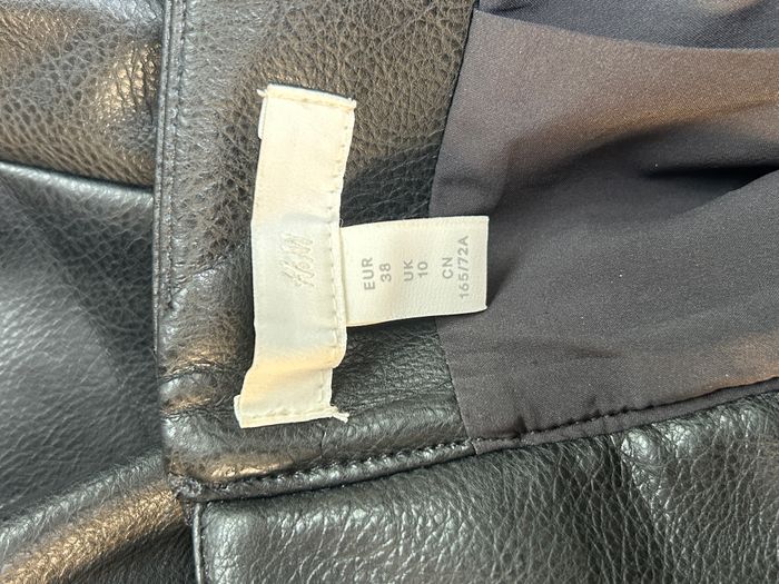 Jupe noire en simili H&M - Taille 38 - photo numéro 4