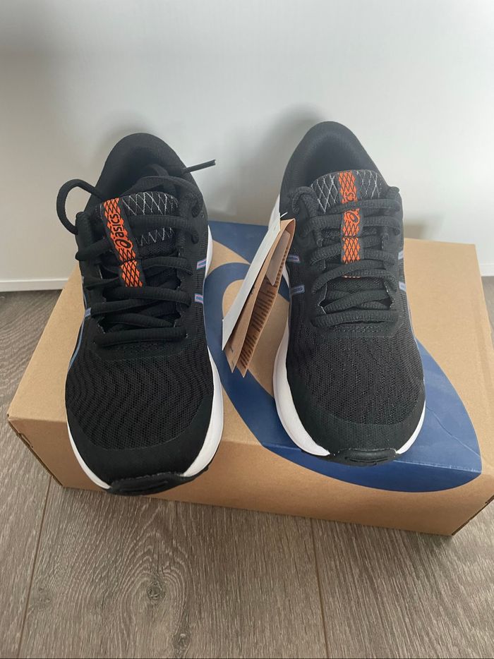 Chaussures Baskets de la marque Asics Pointure 32,5 neuves en boîtes d’origine  Neuf - photo numéro 2