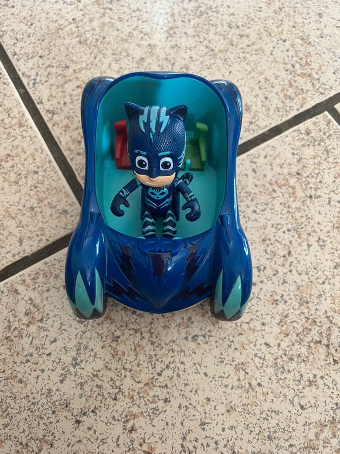 Voiture pyjamasque et personnage Yoyo
