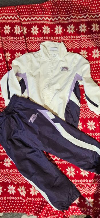 Enseble jogging marque airness( taille 5 ans)